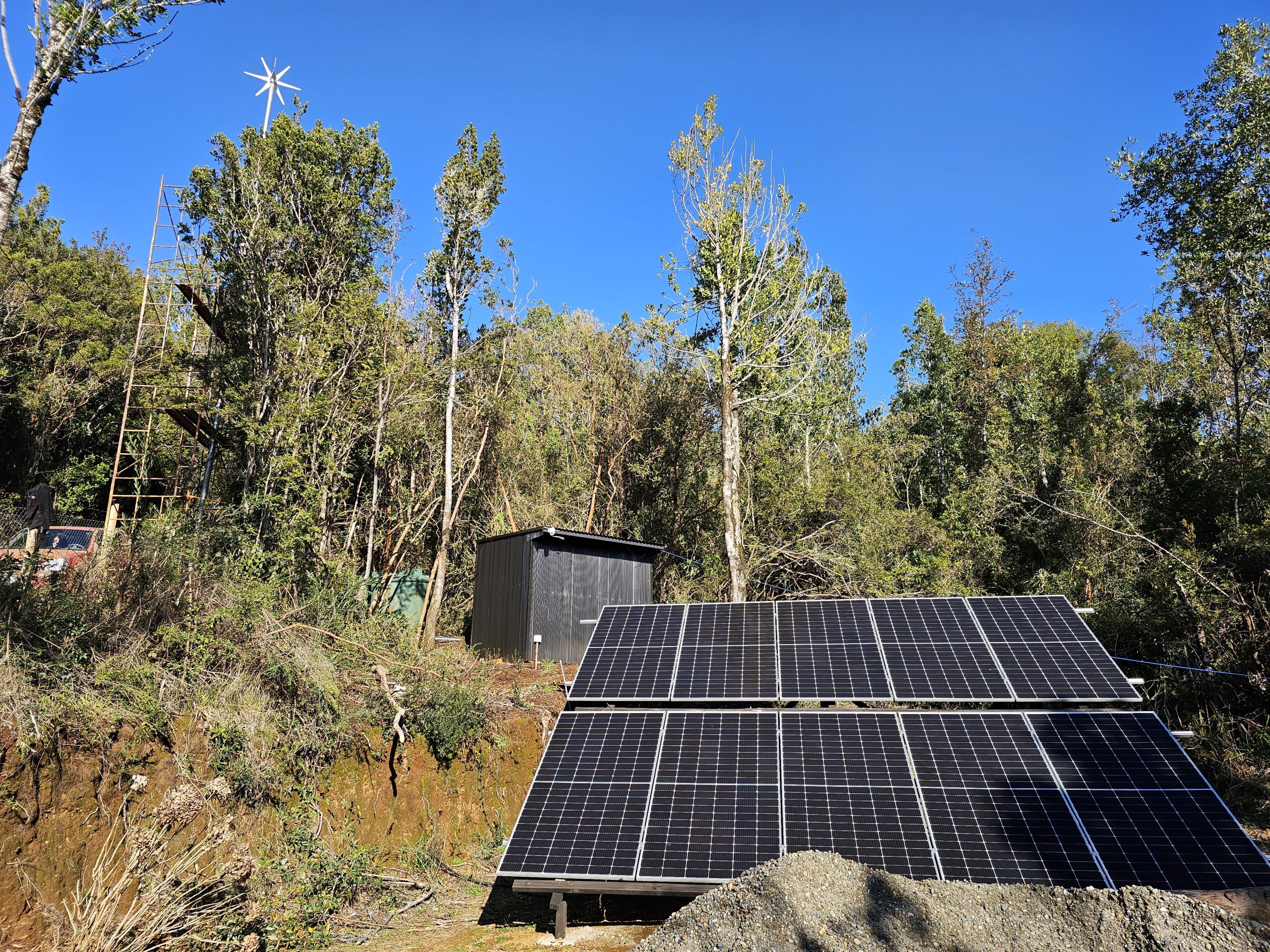 Proyecto Punucapa 6Kwp solar, 3kw aeolico, 6kw generador diesel