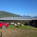 Instalación de 14 paneles solares bifaciales 600W en techo coplanar, vista Lago Ranco