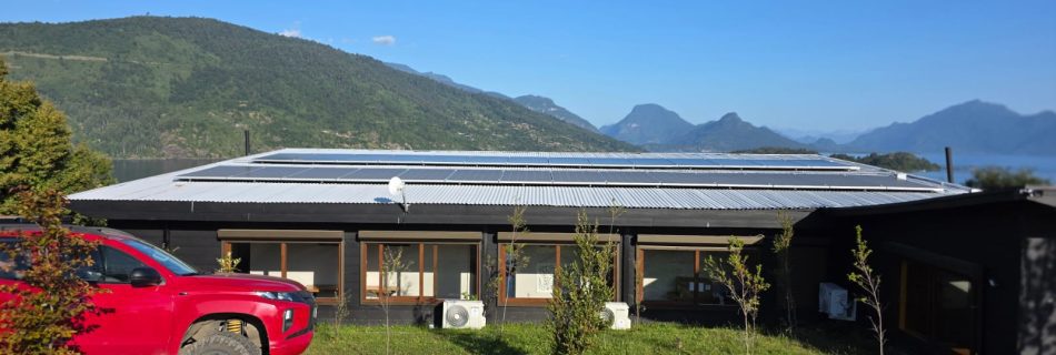 Instalación de 14 paneles solares bifaciales 600W en techo coplanar, vista Lago Ranco