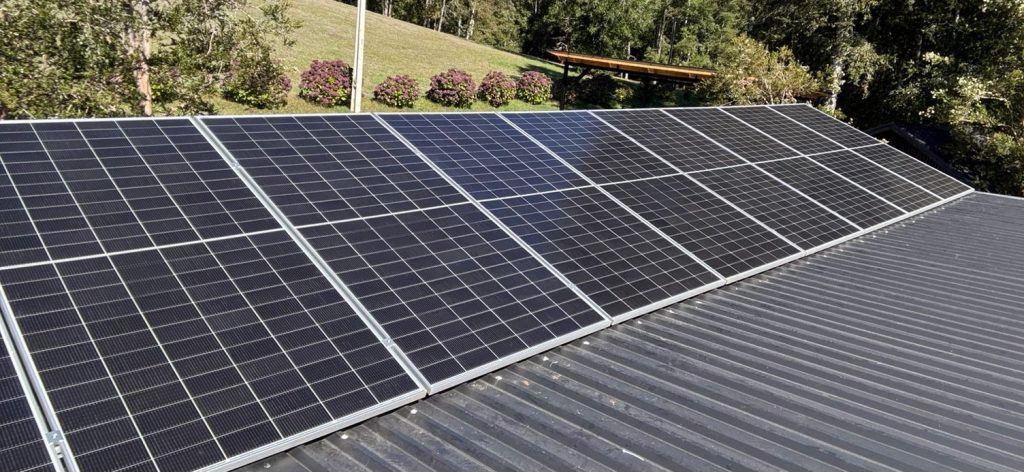 Instalación de paneles solares en techumbre - Valdivia y Sur de Chile