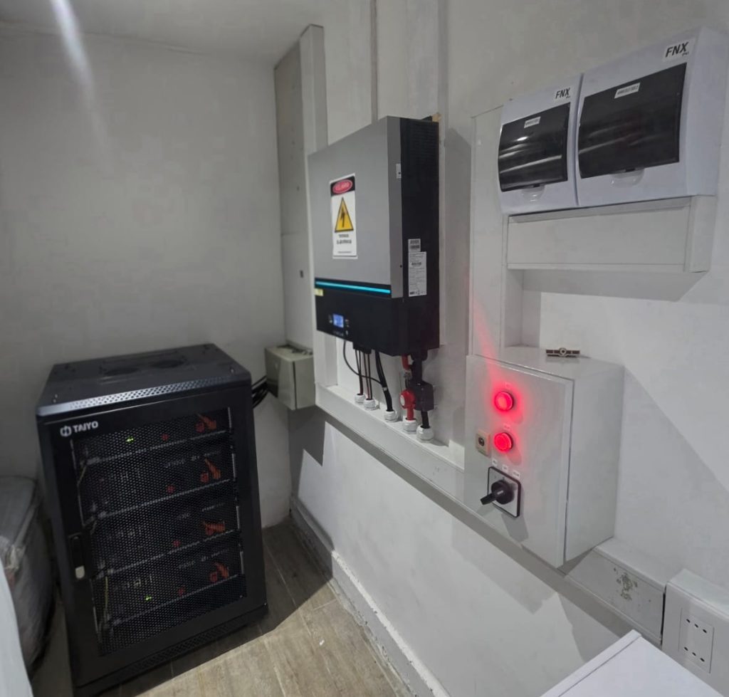 Gabinete de baterías de litio Pylontech e inversor solar Off-Grid instalado en Lago Ranco - TecnologíaSur